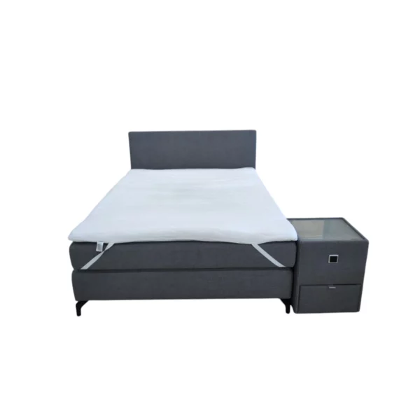 Boxspringbett mit Nachtkästchen und Tapper