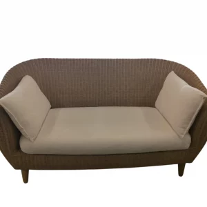 Rattansofa mit hellem Bezug
